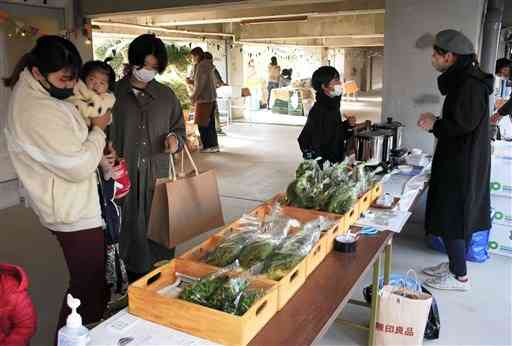 地元の生産者らが農産品などを並べた「ローカルマーケット」＝玉名市