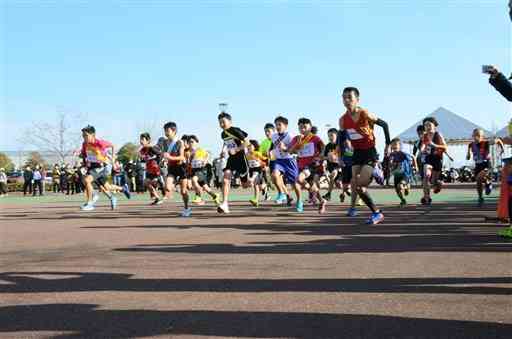 駅伝男子の部でスタートを切る選手たち＝八代市