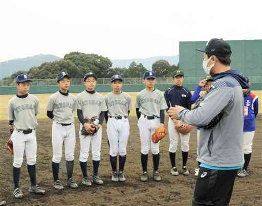 寺島成輝選手（右）から指導を受ける中学生たち＝天草市