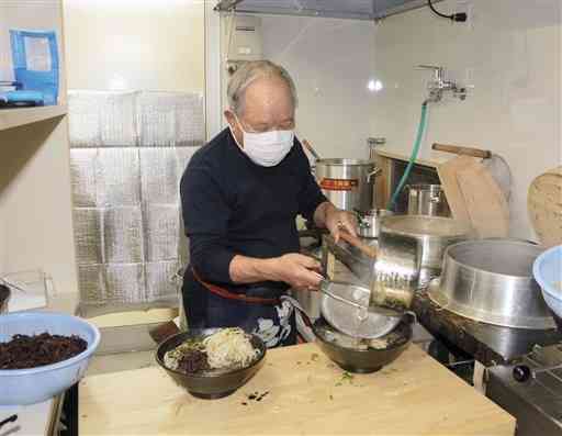 プレオープンで“黒ラーメン”を作る「好来ラーメン」の吉村毅さん＝人吉市