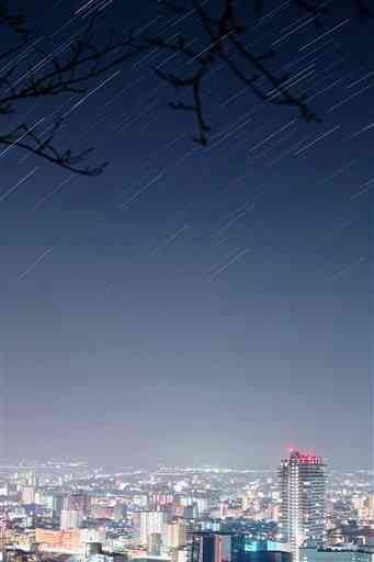 花岡山から見下ろす熊本市の中心市街地＝同市西区（２秒露光の４３２枚を比較明合成）