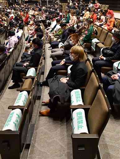 新型コロナウイルス感染防止のため、午前と午後の２回に分けて開かれた熊本市の成人式。会場ではマスク姿の新成人が間隔を空けて着座した＝同市中央区の熊本城ホール（石本智）