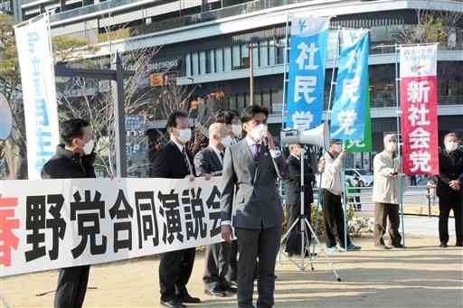 合同演説会で参院選に向けた意気込みを語る立憲民主党県連の鎌田聡代表（中央）＝１０日、熊本市中央区