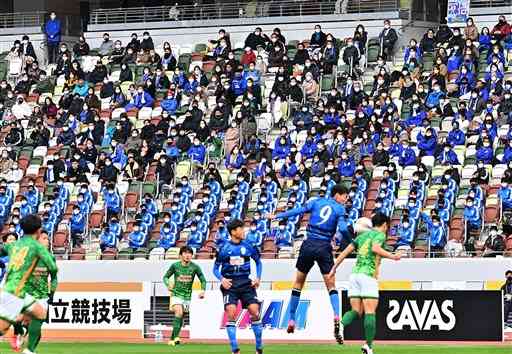 全国高校サッカー選手権決勝の観客席に駆け付けた大津の応援団＝１０日、東京都の国立競技場（後藤仁孝）