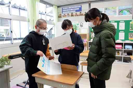 新しい仮設校舎でクラスメートと談笑する渡小の６年生＝球磨村