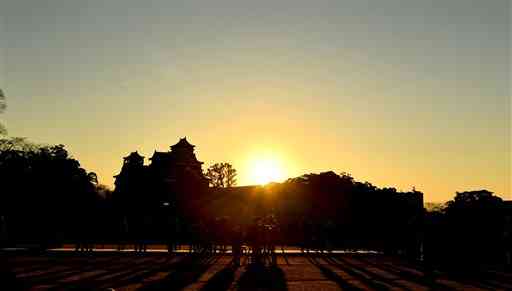 熊本城二の丸広場で、初日の出を眺める人たち＝１日午前７時４５分ごろ、熊本市中央区