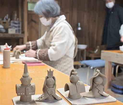 古民家を改装した陶芸工房でひな人形を作る体験会の参加者＝天草市