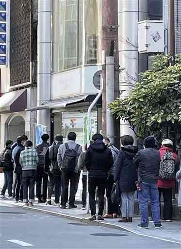 新型コロナウイルスの無料検査所に並ぶ人たち＝１２日午後２時ごろ、熊本市中央区
