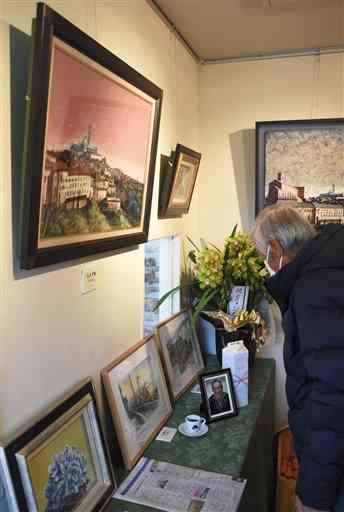 風景画など３０点が並ぶ園田倬也さんの遺作展＝玉名市