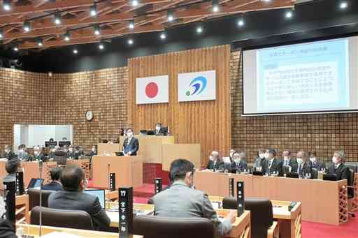 臨時議会で、子育てクーポン券の効果を説明する馬場昭治市長＝１３日、天草市（谷川剛）