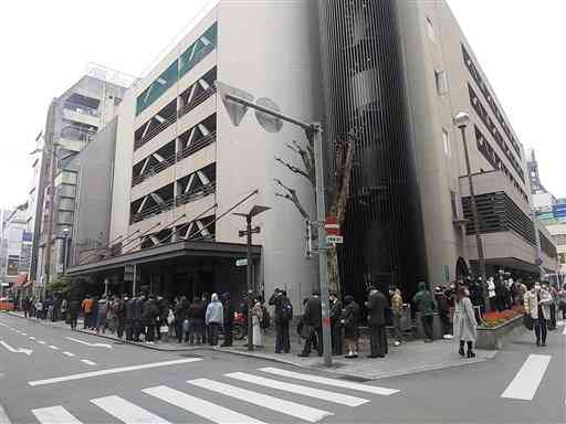 熊本市役所近くの無料ＰＣＲ検査所の周囲で順番待ちする希望者＝１３日午前、同市中央区