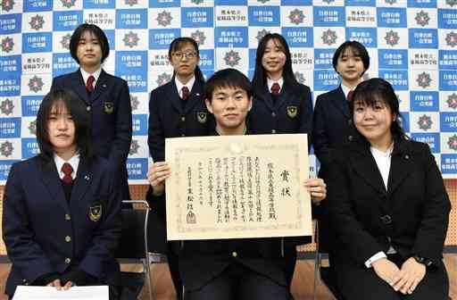 全国コンクールで文部科学大臣賞を受賞した東稜高の生徒ら＝熊本市東区