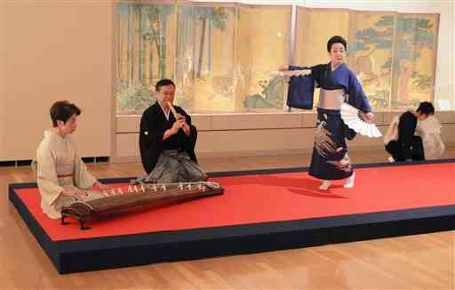 江戸時代前期の屏風「松に虎・竹に虎図」の前で日本舞踊が披露された。展示室内での公演は、県立美術館では初の試みという＝熊本市中央区