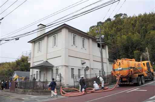 下水漏れがあった弓削ポンプ場。県はバキューム車を使って対応している＝１５日、熊本市北区