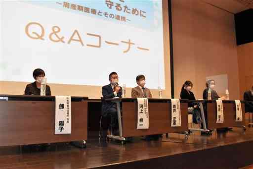 肥後医育塾で、事前に寄せられた質問に答える医師ら＝１６日、熊本市中央区