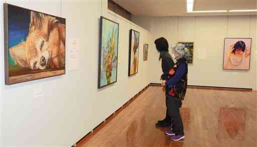 県内の若手作家２０人の作品が並ぶ「明日の熊本」美術展＝熊本市中央区
