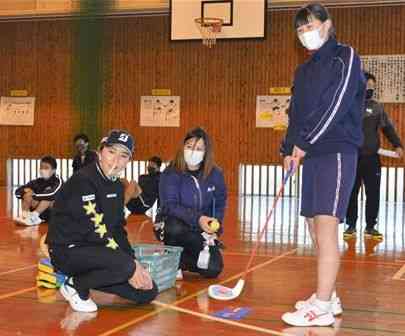 母校の南関中で開いたスナッグゴルフの体験会で生徒を指導する大里桃子選手（左）＝南関町