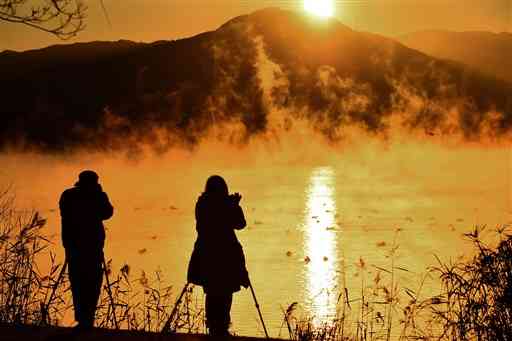 厳しい冷え込みで、蒸気霧が立ち上る下江津湖＝１９日午前７時３５分ごろ、熊本市東区