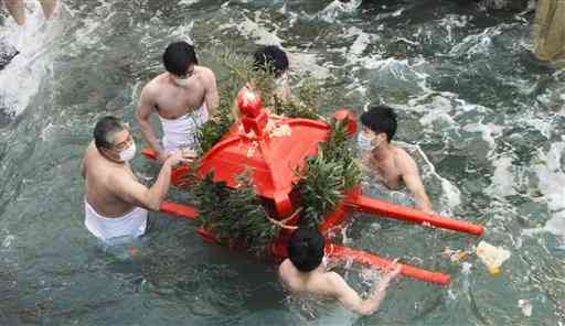 海中でみこしを担ぎ、みそぎをする男衆＝２０日午前、苓北町