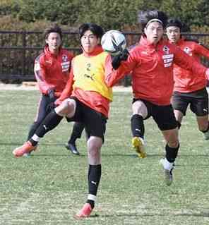 クロスボールに飛び込むＦＷ土信田悠生（手前左）＝県民総合運動公園サッカー場