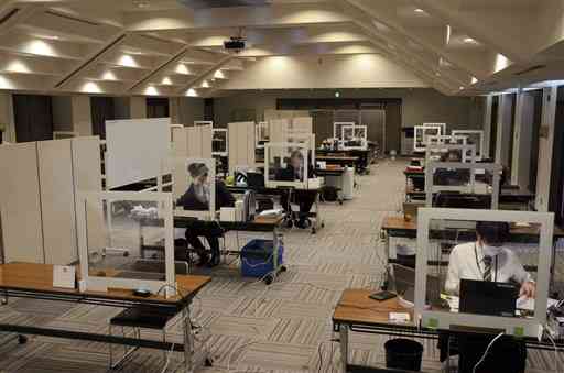 新型コロナウイルスの感染対策で、分散勤務のために熊本銀行が本部の会議室に設けた執務スペース＝２０日、熊本市中央区