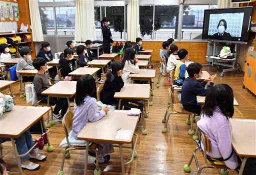 ３学期がスタートし、リモートであった始業式で校長の話を聞く児童たち＝１１日、熊本市南区の日吉東小（高見伸）
