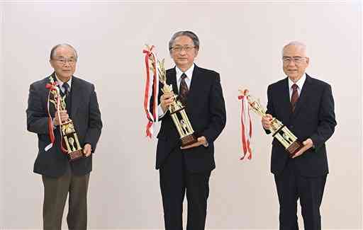 年間最優秀賞の福永亮二さん（中央）と同優秀賞の木下保之さん（左）、畠村卓さん＝熊本市中央区の熊日本社（小野宏明）