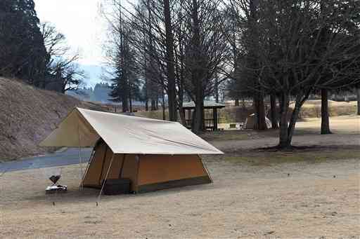 服掛松キャンプ場に張られたテント。以前は冬場の利用は少なかったが、最近は平日でも利用が多いという＝山都町