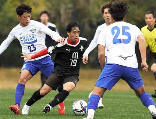 徳島との練習試合で、敵陣をドリブル突破する熊本の東出（１９）＝ひなた宮崎県総合運動公園