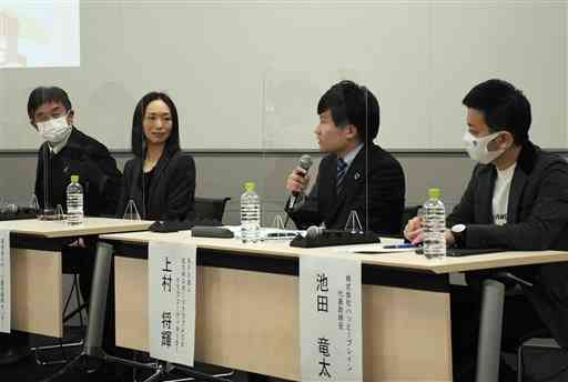 障害者スポーツの意義などについて意見を交わす、ゴールボール女子日本代表の浦田理恵選手（左から２人目）ら＝熊本城ホール会議室