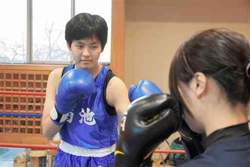 学校で練習に励む古賀このみさん。初陣となった全日本選手権で準優勝した＝菊池市