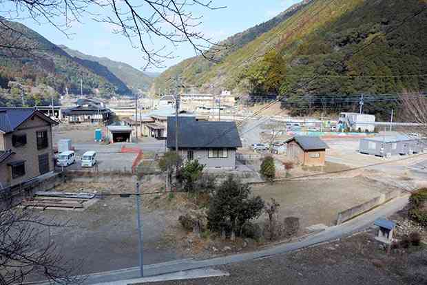 公費解体が進んだ神瀬地区の中心部。更地が広がり、残った家屋はまばらだ＝２６日、球磨村