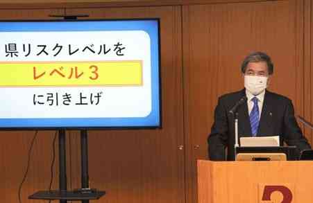 新型コロナウイルスのリスクレベルを「３」に引き上げると発表する蒲島郁夫知事＝２７日、県庁