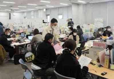 新型コロナウイルスの感染「第６波」が拡大する中、対応に追われる熊本市保健所の職員＝２９日午前、同市
