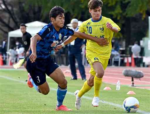 全国高校サッカー選手権県予選決勝の秀岳館戦でプレーする大津の日高（左）＝２０２１年１１月１３日、水前寺競技場（石本智）