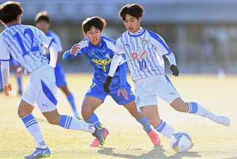 【３回戦・大津－佐賀東】後半、相手選手と競り合う大津の森田（右）＝２日、熊谷スポーツ文化公園陸上競技場