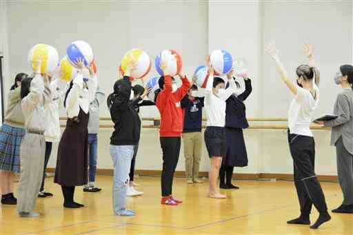 オペラ「夕鶴」のダンス稽古に励むＮＨＫ熊本児童合唱団の子どもら＝熊本市中央区