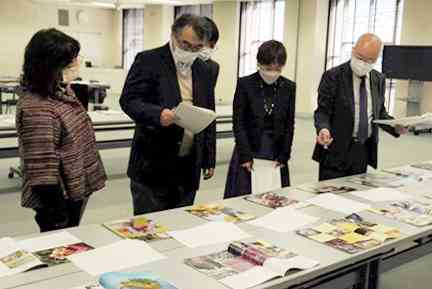 熊日賞など入賞作が決まった県広報コンクールの最終審査＝熊本市中央区の熊日本社