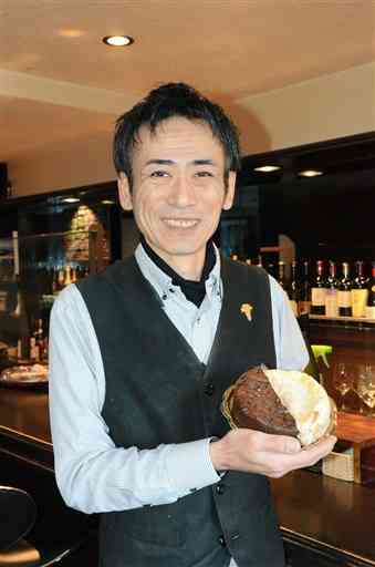 玉名市のソムリエ大野眞弘さんが、商品化したケーキ。ワインの風味を生かした２種類の味を楽しめる
