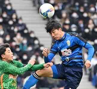 【決勝・大津－青森山田】前半、ヘディングする大津の薬師田