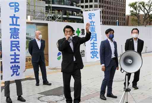 街頭演説する立憲民主党の濱田大造氏（中央）。周囲に自身の氏名を記したのぼり旗は立てていない＝昨年６月、熊本市中央区