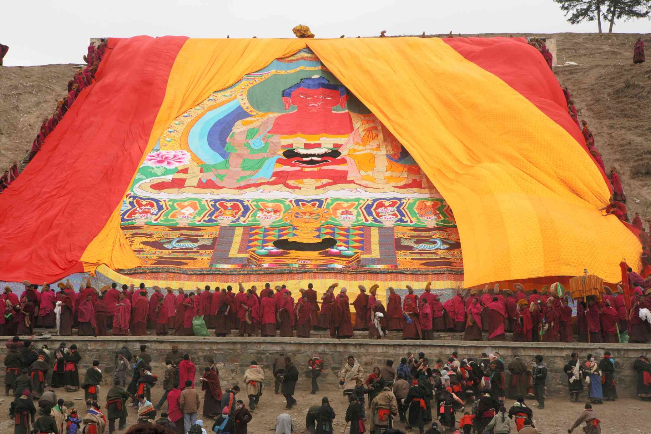 甘南チベット自治区の寺院で開帳される巨大な仏画「タンカ」 