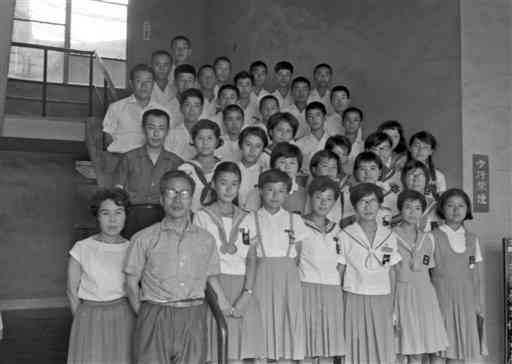 沖縄へ向かう熊日少年使節団の結団式。後ろから３列目右端が筆者＝１９６４年７月