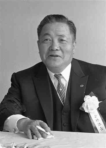 ＮＥＣ九州の落成披露で来熊した小林宏治ＮＥＣ社長＝１９７０年