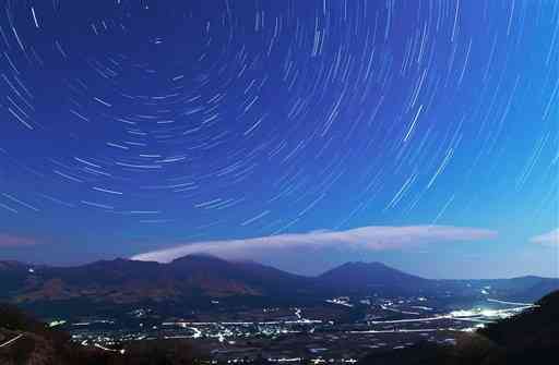 清水峠（山都町・南阿蘇村）　中岳望む参勤の道