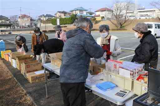 移動販売で並んだ野菜や日用品を選ぶ住民ら＝合志市