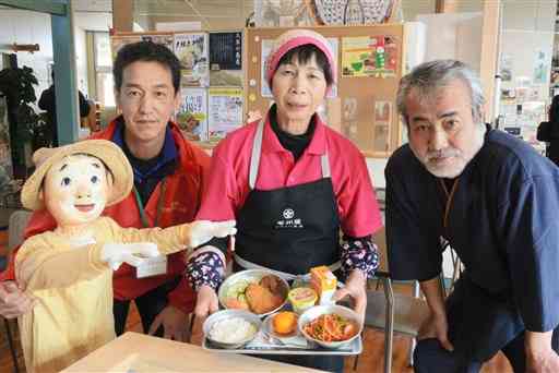 イベントなどを企画して利用客をもてなす石井正剛さん（左）と中西英雄さん（右）＝天草市