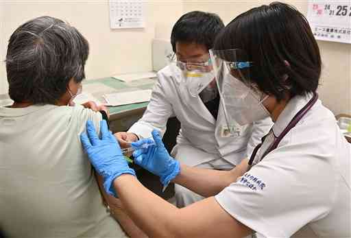 熊本市で始まった一般高齢者を対象とした新型コロナウイルスワクチンの３回目接種＝１日午前、同市東区（石本智）