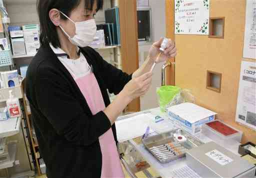 モデルナ製の新型コロナワクチンを準備する看護師＝１日、熊本市南区のなかの耳鼻咽喉科アレルギー科クリニック
