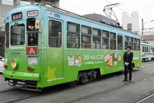 熊本労働局の就職支援事業をＰＲするラッピング電車の出発式＝熊本市中央区